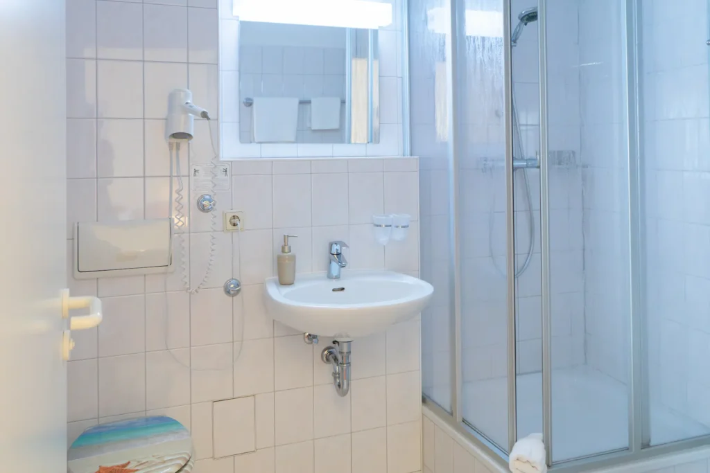 Hotel Lender – Doppelzimmer – Bad Ansicht