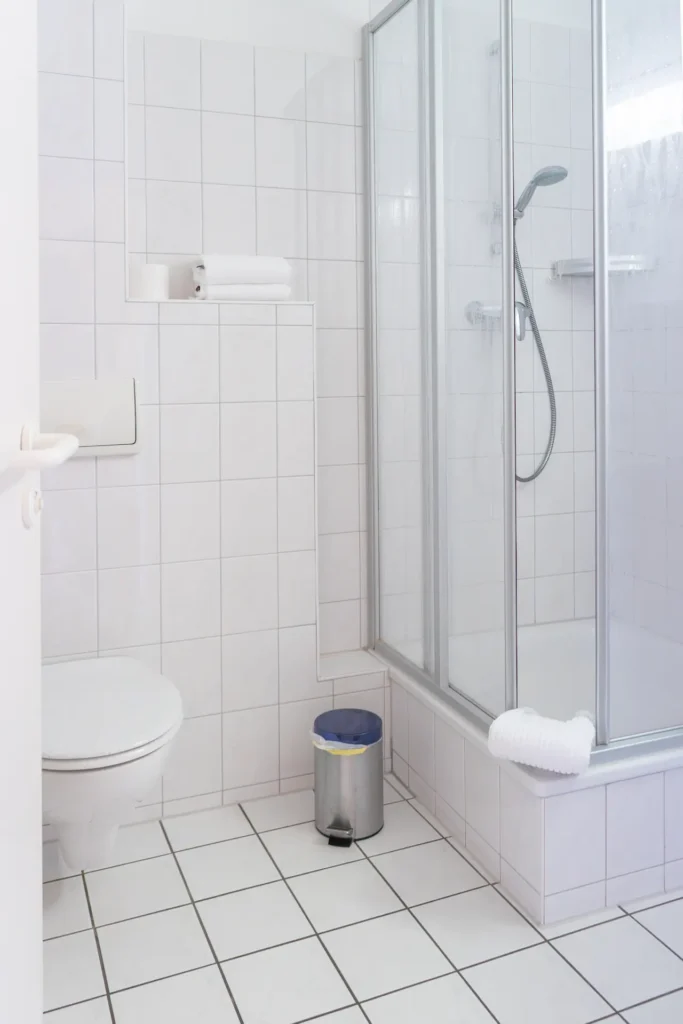 Hotel Lender – Dreibettzimmer – Bad – Ansicht