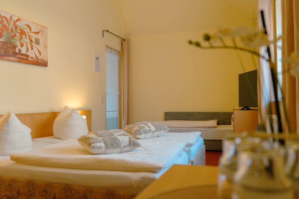 Hotel Lender – Dreibettzimmer – Bild 001