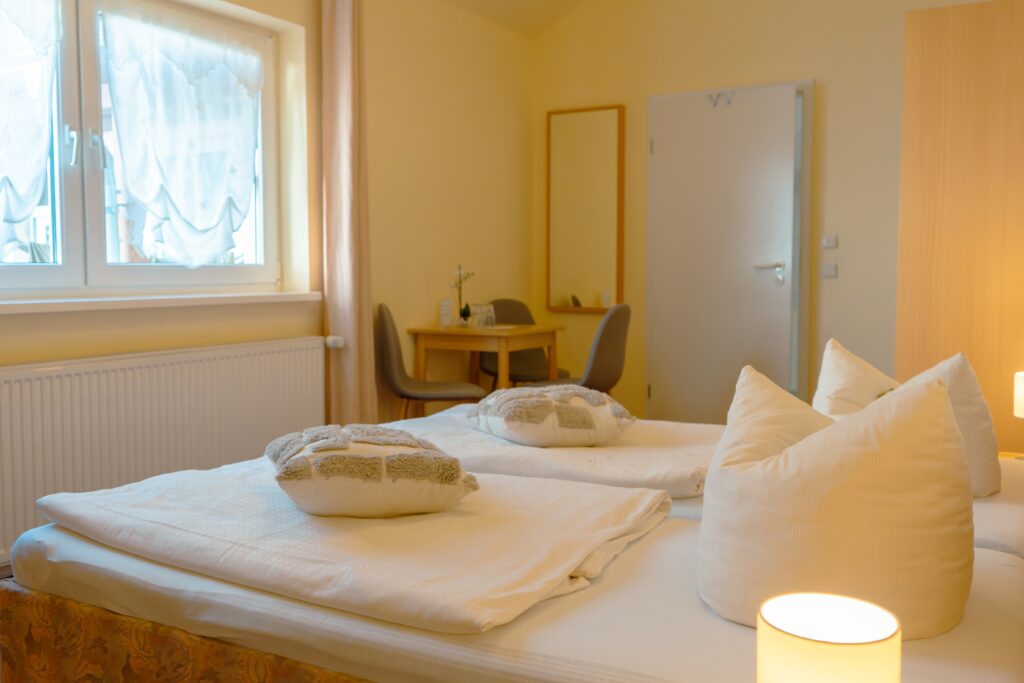 Hotel Lender – Dreibettzimmer – Bild 002