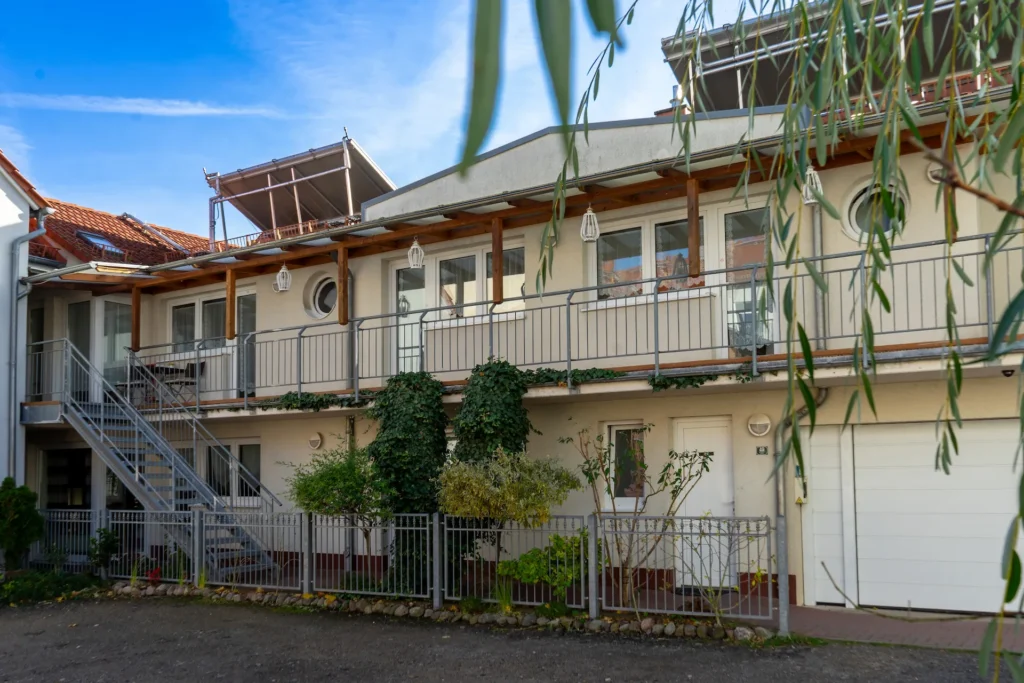Hotel-Restaurant-Café Lender – Hotelzimmer – Außenansicht – 001 Ansicht des Hotels vom Parkplatz mit Blick auf die Zimmer