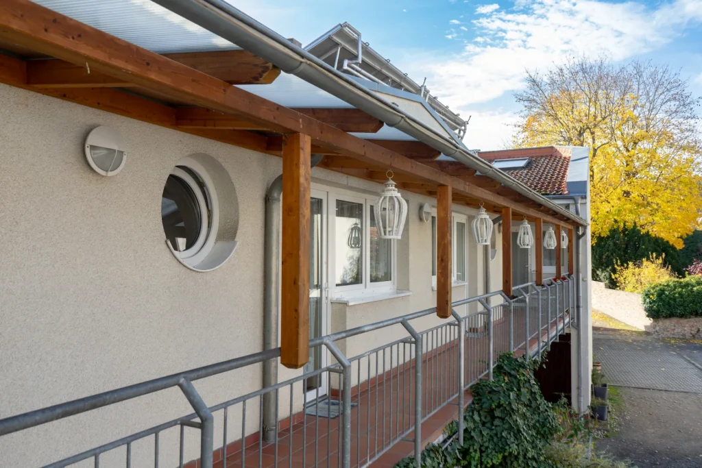 Hotel-Restaurant-Café Lender – Hotelzimmer – Außenansicht – 002 Ansicht des Hotels vom Parkplatz mit Blick auf die Zimmer